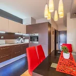 Ilonka's 1 Bdr With Workspace And Terrace Apartment *