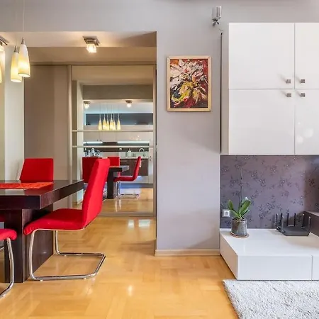 Ilonka's 1 Bdr With Workspace And Terrace Apartamento