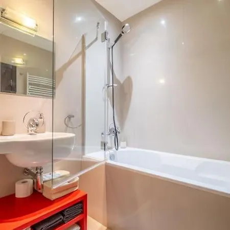 Ilonka's 1 Bdr With Workspace And Terrace *