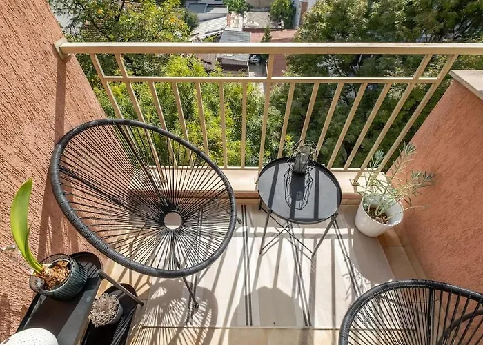 Ilonka's 1 Bdr With Workspace And Terrace *