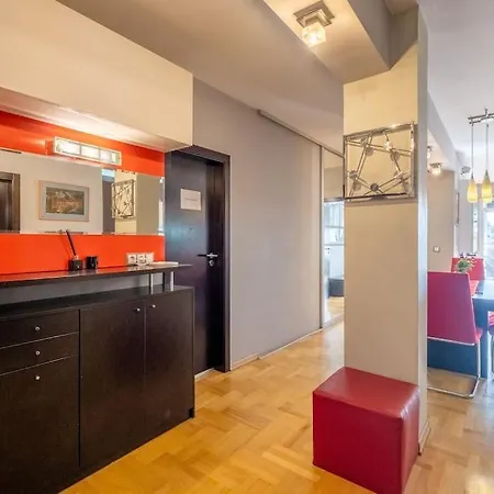 Ilonka's 1 Bdr With Workspace And Terrace *